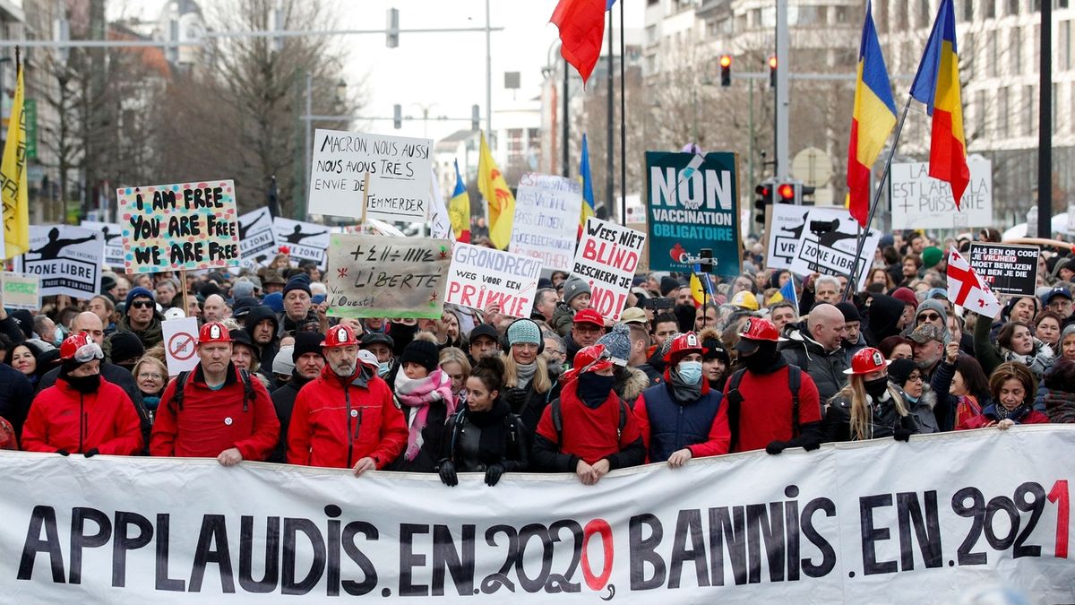 Do ulic Bruselu vyšly tisíce lidí na protest proti covidovým certifikátům